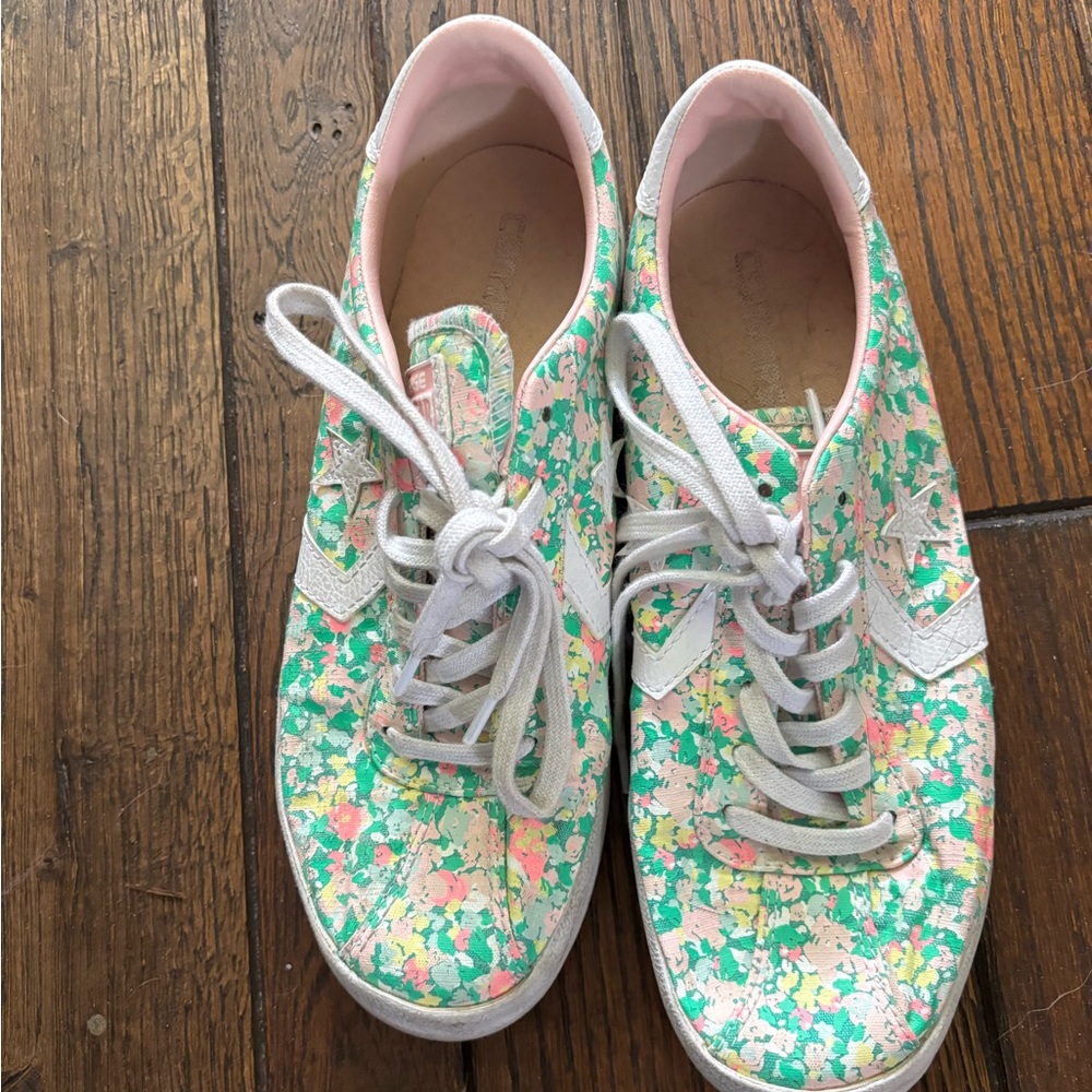 Converse Floral Sneaker. Women’s size 8 lots of wear left.